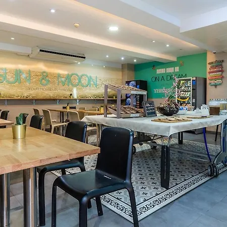 Hostel Sun & Moon Barcelona