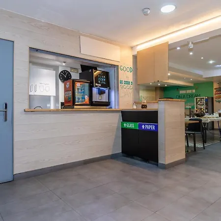 Sun & Moon Hostal Barcelona