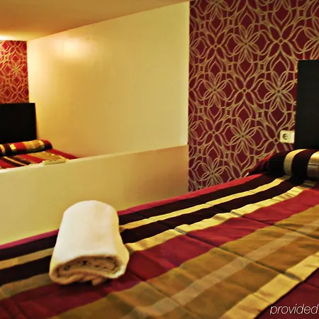 Sun & Moon Hostal Barcelona
